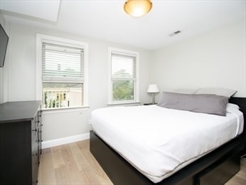 Building Photo - 10 Symmes St