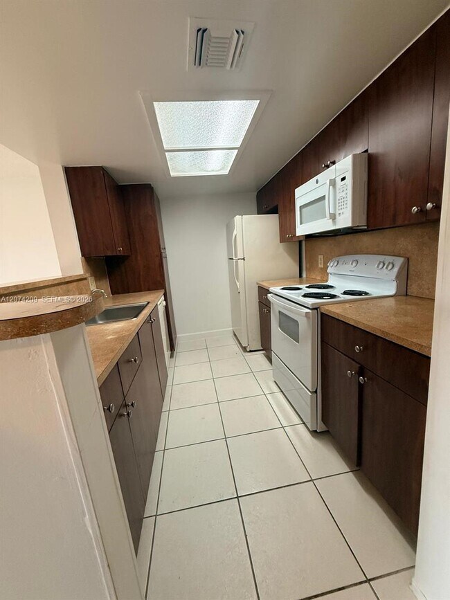 Building Photo - 3228 Coral Lake Dr