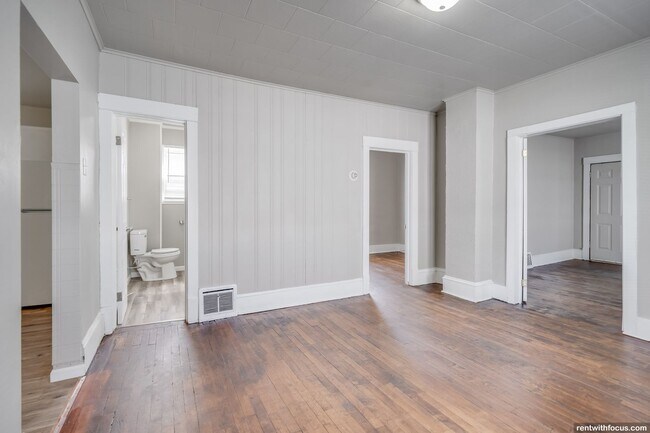 Building Photo - 528 5th St