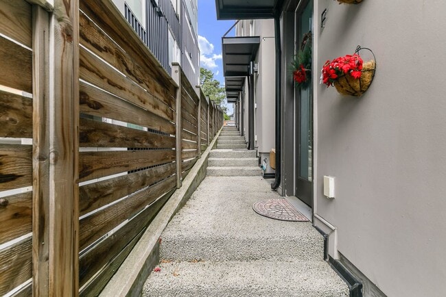 Building Photo - 3078 SW Avalon Way