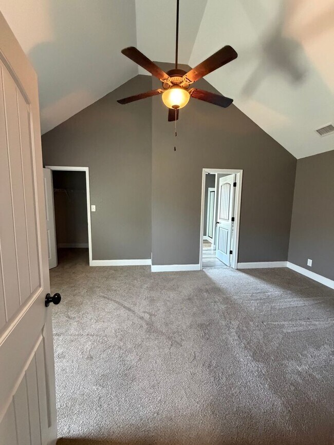 Building Photo - Large 4 Bedroom 2 1/2 Bath Pet Friendly Home For Rent!