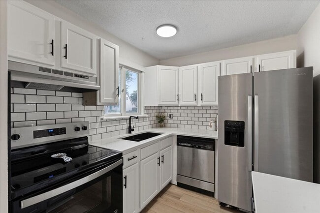 Building Photo - 4 bed/2bath in Bettendorf, IA