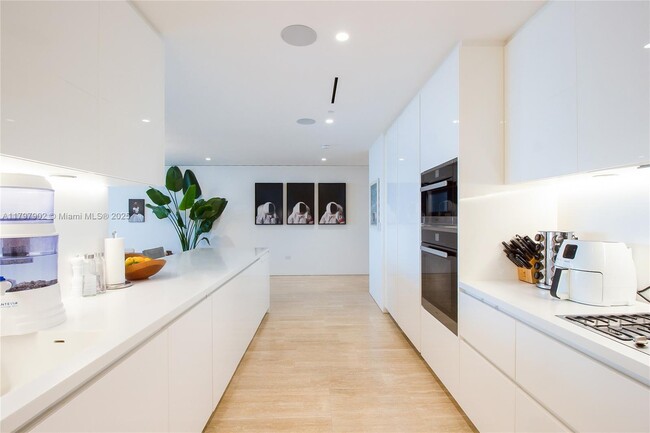 Building Photo - 9001 Collins Ave