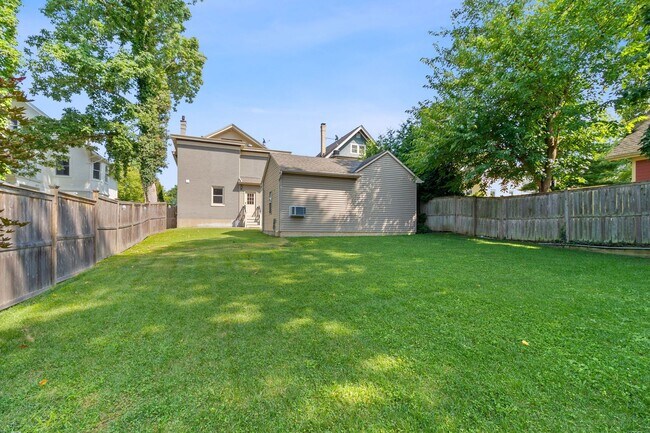 Building Photo - OAKLEY - Stunning executive tudor