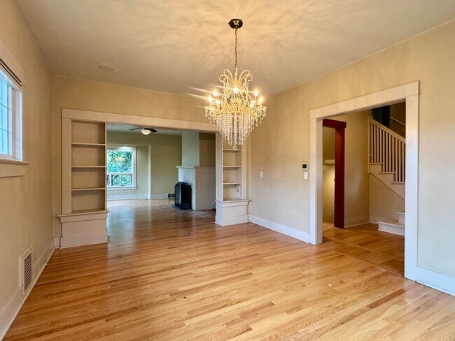 Building Photo - Queen Anne Home