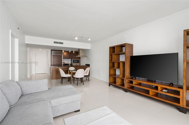 Building Photo - 495 Brickell Ave