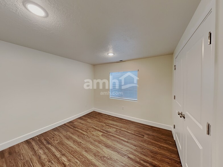 Building Photo - 2222 E Silverado Ln