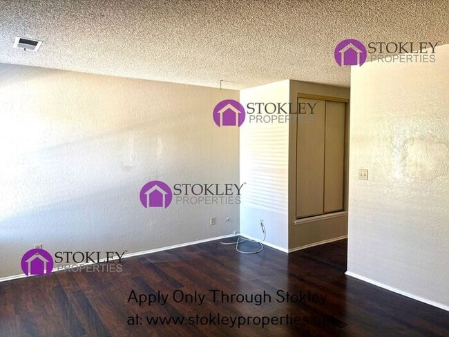 Building Photo - 27 Oak Brook Pl