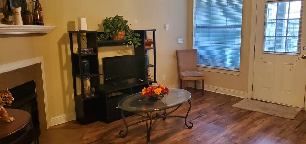 Building Photo - 809 Summer Breeze Dr