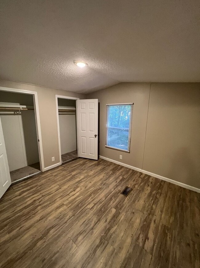 Building Photo - 3 Bedroom/2 Bathroom Home on 1 Acre of Land