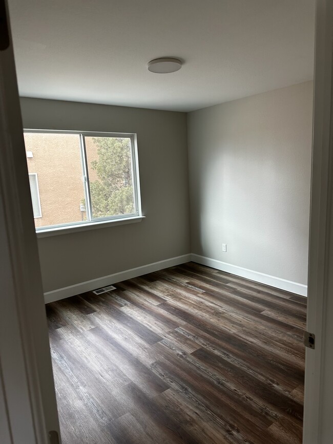 Building Photo - 928 Village Cir