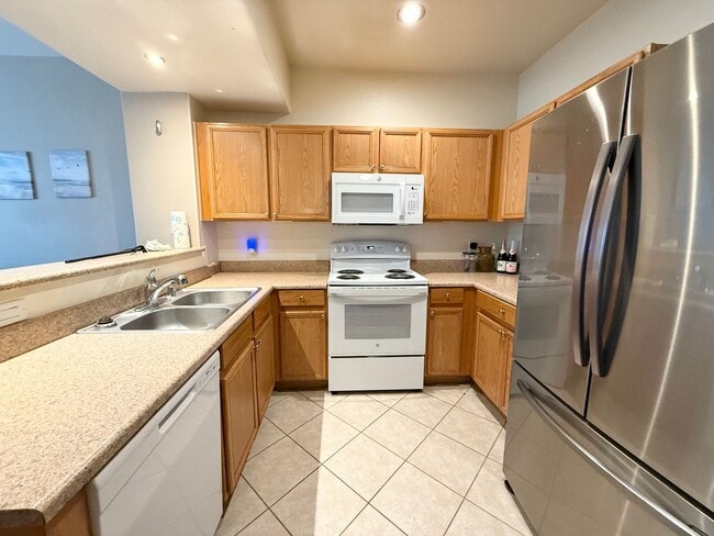 Building Photo - 1/BD 1/BA Light-Filled Condo in Gated Comm...