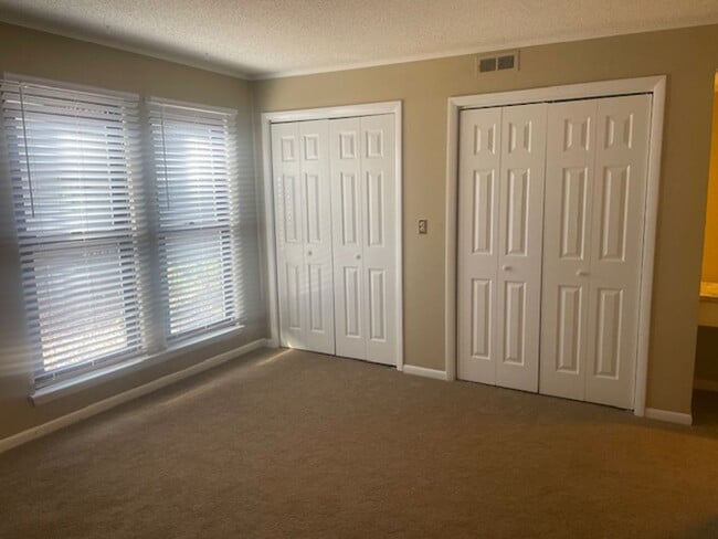 Building Photo - Perfectly located condo in Winston-Salem