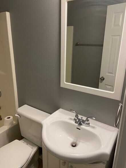 Master Bath - 101 Blaylock St