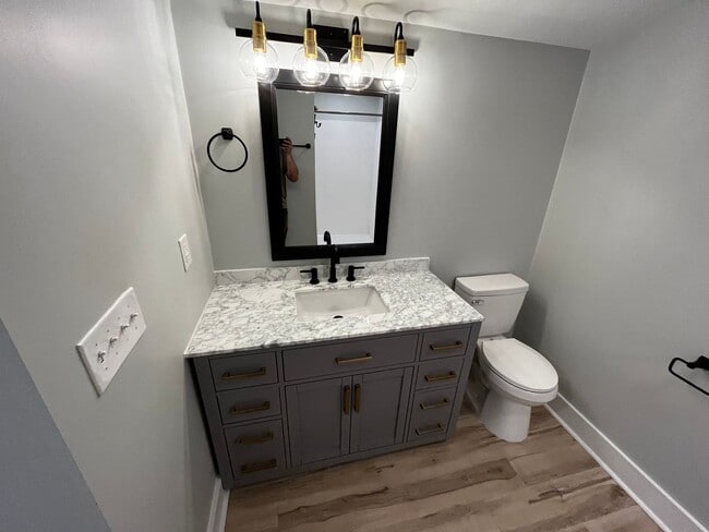 Building Photo - 4Bed/3Bath Renovated Student friendly housing