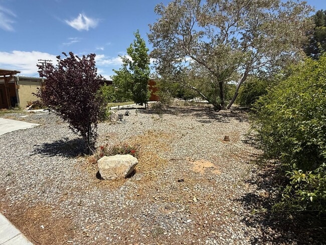 Building Photo - High Desert Retreat- 3 Bedrooms, 2 Bathroo...