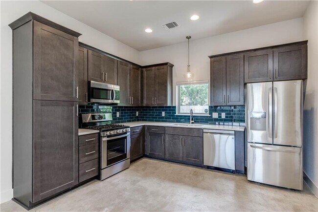 Building Photo - 8411 Bowling Green Dr