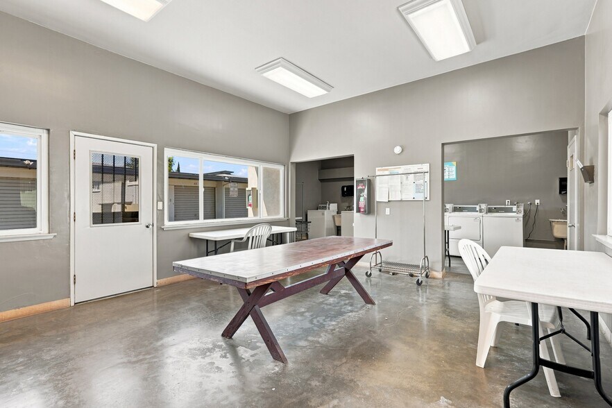 Building Photo - 3030 Merrill Dr