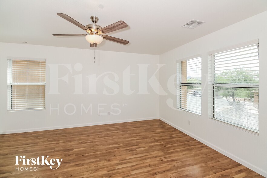 Building Photo - 8470 N Placita De La Manzana