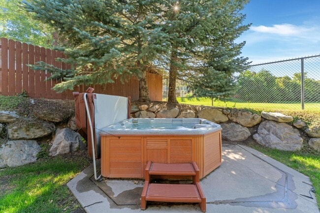 Building Photo - 2586 E 6710 S