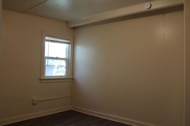 Building Photo - Recently renovated | Bay window | Walkable | Washer/Dryer combo in unit