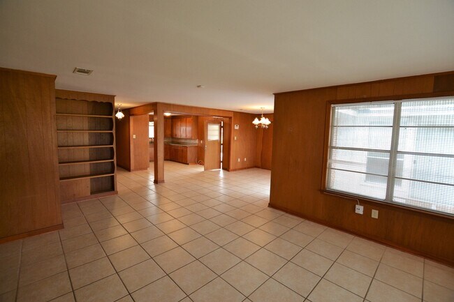 Building Photo - Vintage 3 Bedroom Home in Goodwood Homesites Neighborhood