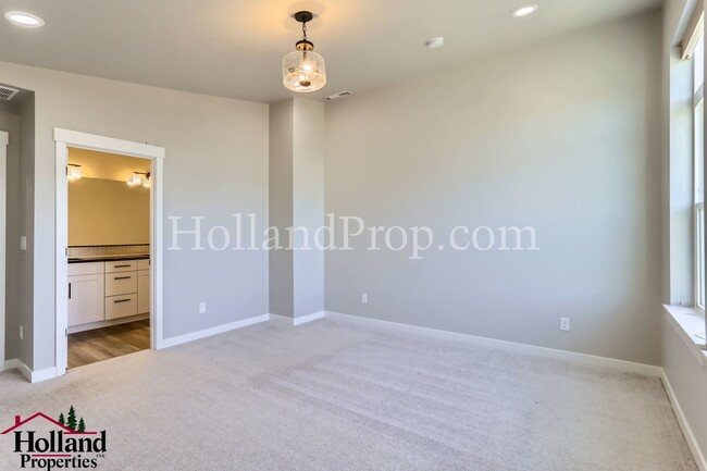 Building Photo - Modern Stylish 3-Bed Home in Prime Hillsbo...