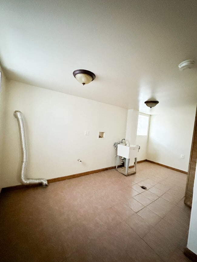 Building Photo - 7532 S Vernon Ave