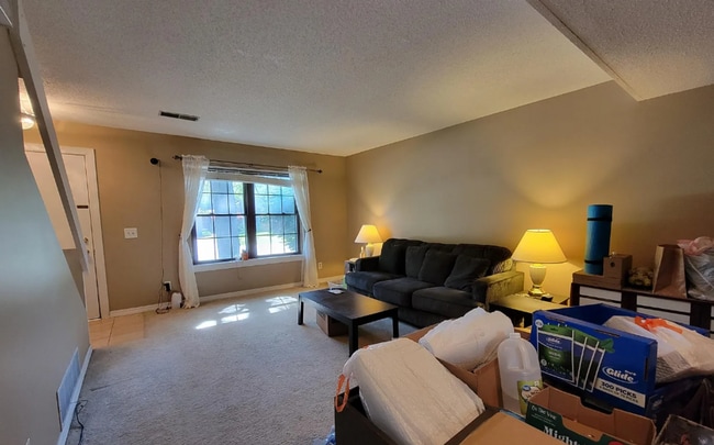 Building Photo - 1605 Lyndhurst Dr