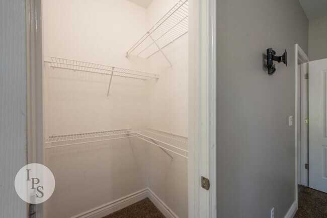 Building Photo - North West Fresno Modern/Updated Home, 3BR/2BA, Built 2004 - Lots of Amenities!