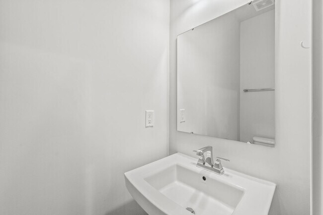 Building Photo - (Coming Soon) 3 Bedroom Townhome minutes from South End!