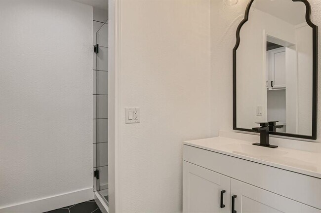 Building Photo - 902 Hackberry St