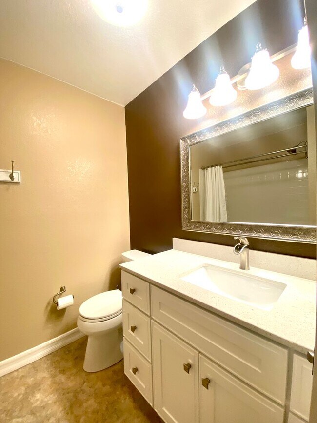 Building Photo - The Foothills Condo, 2 BD / 2 BA Single St...