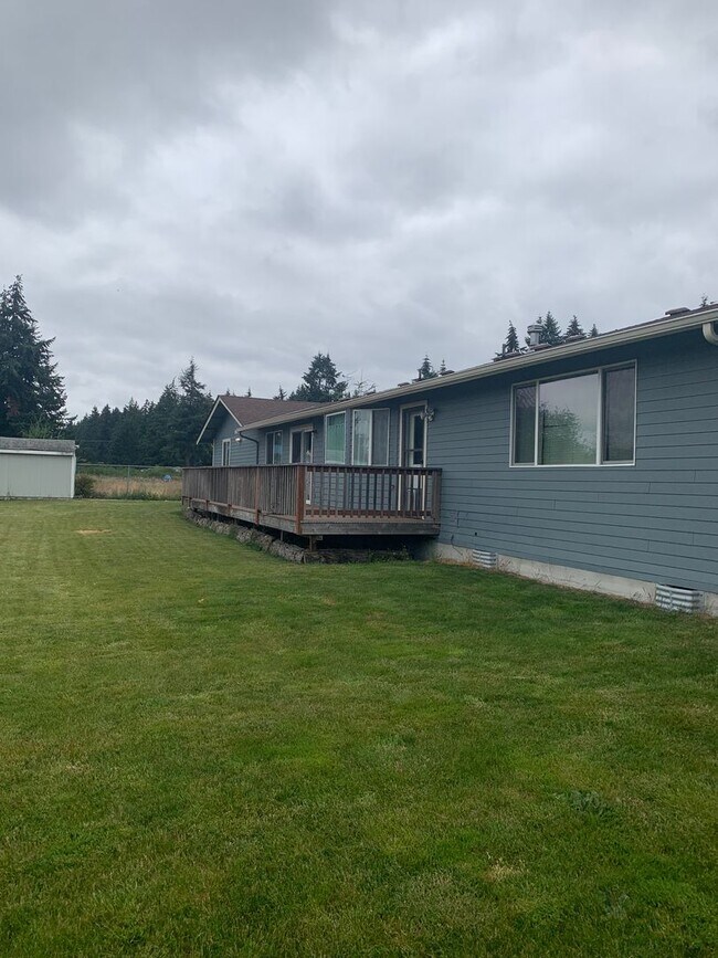 Building Photo - Spacious rambler