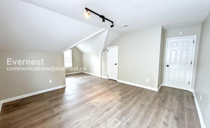 Building Photo - 1112 Clairmonte Dr