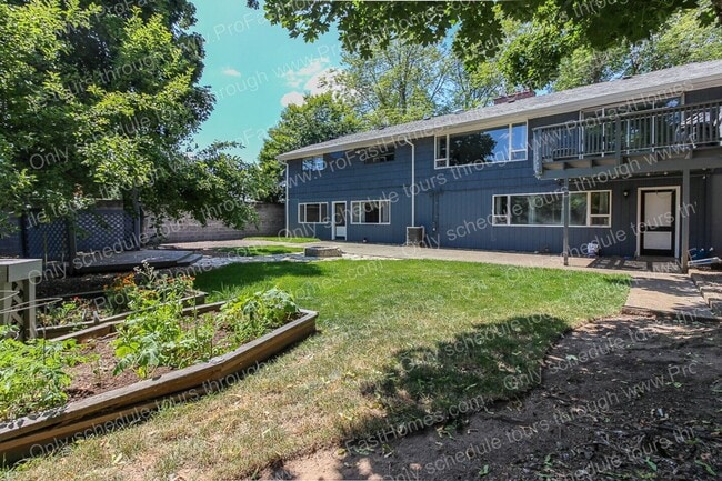 Building Photo - 160 SW Towle Ave