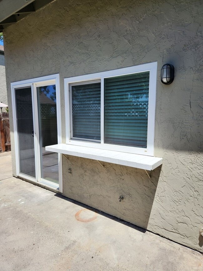 Building Photo - Tierrasanta 3 bed 2 ba Townhouse with Canyon View