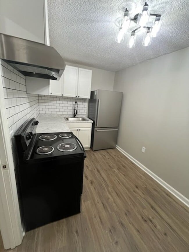 Building Photo - New Renovated Beauitful Home