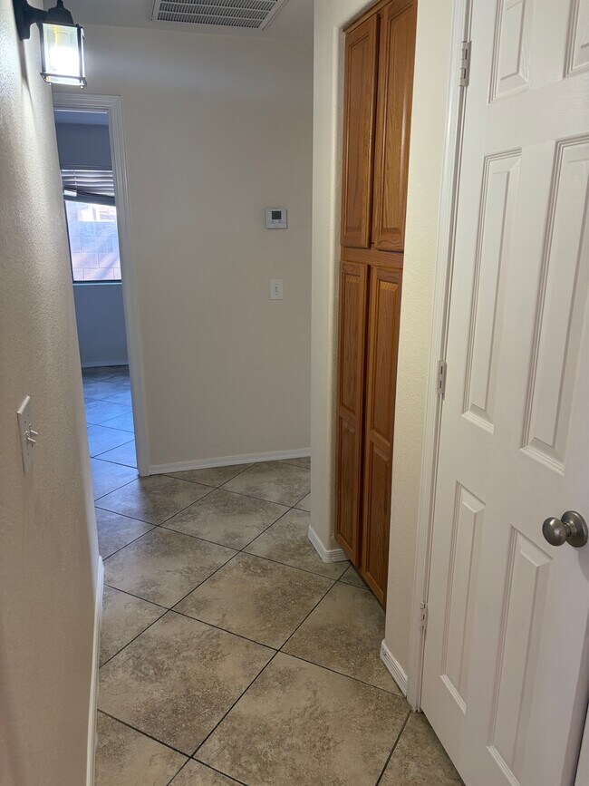 Building Photo - 817 E Yuma Ave