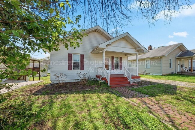 Building Photo - 704 W Johnson St