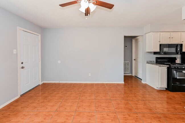 Building Photo - 7126 Kings Dr
