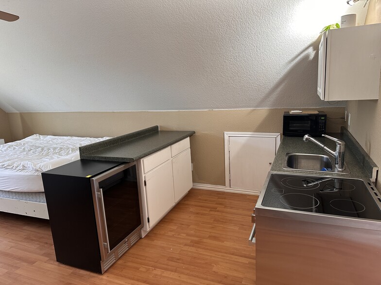 Building Photo - 2312 Carleton Ave