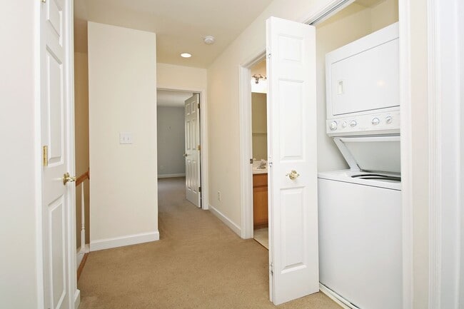 Building Photo - Cat-Friendly Forest Lakes South Townhome