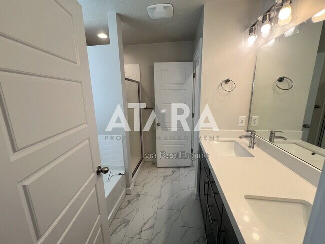 Building Photo - 1754 Oakwood Ln