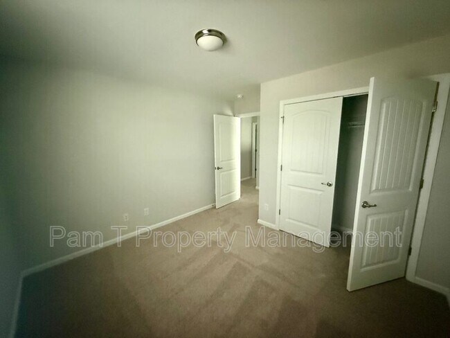 Building Photo - 400 Airways Ave