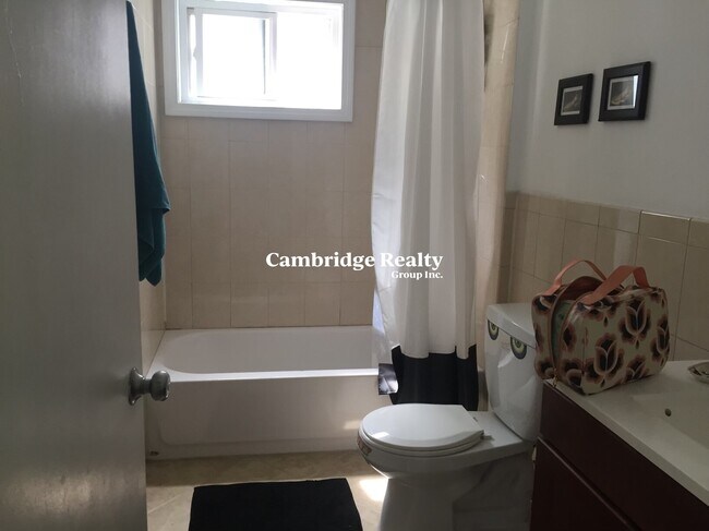 Building Photo - 24 Rossmore St