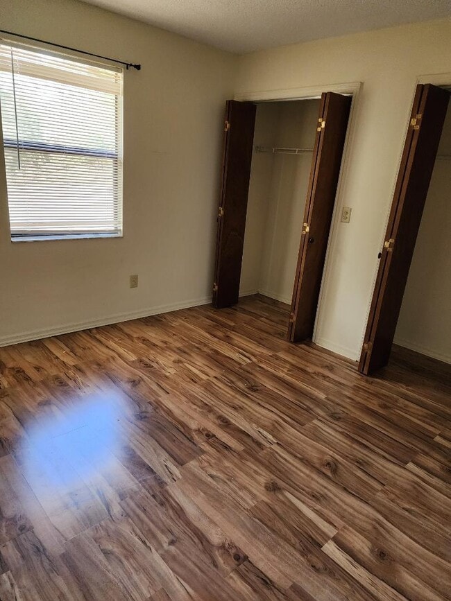 Building Photo - 1014 NW Lake City Ave