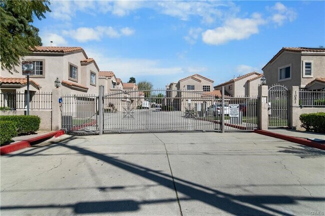 Primary Photo - 1081 E Grand Ave