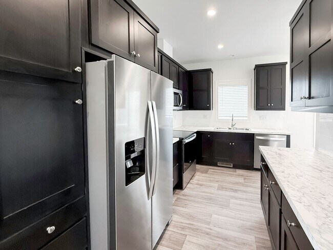 Building Photo - ~ AVAILABLE NOW ~ DUPLEX (RIGHT)