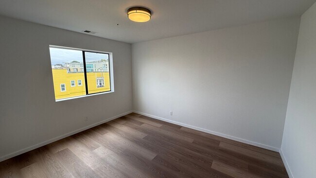 Building Photo - 1630 Oakdale Ave